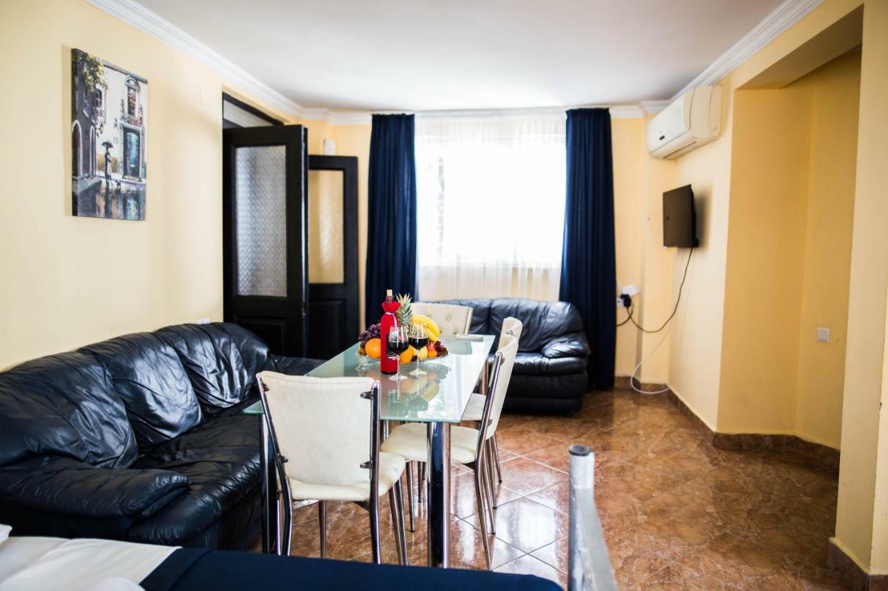 Central Apart-Hotel Батуми Экстерьер фото